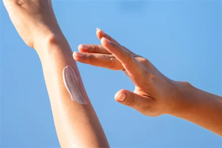 protetor solar físico e químico. Pessoa passando protetor solar