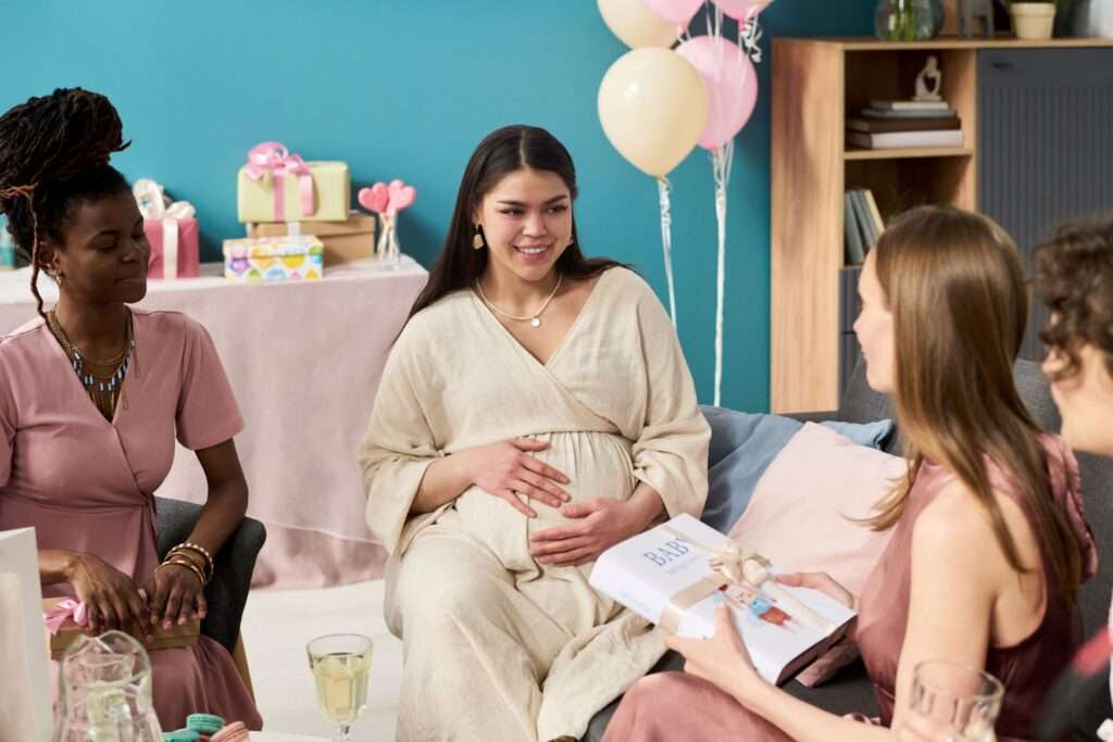 Lista de chá de bebê. Pessoas participando de um chá de bebê.