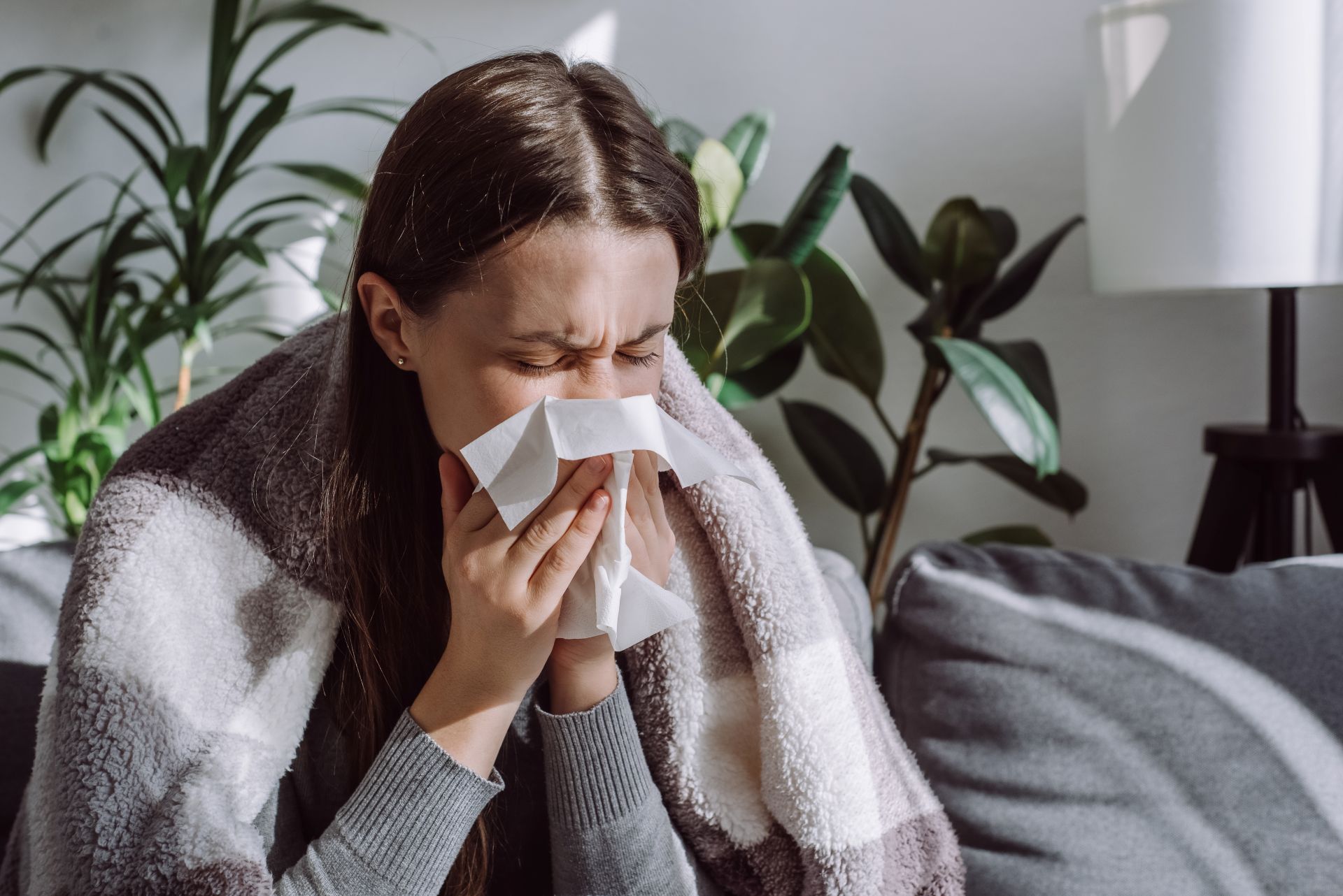 diferença entre influenza a e b. Pessoa assoando o nariz.
